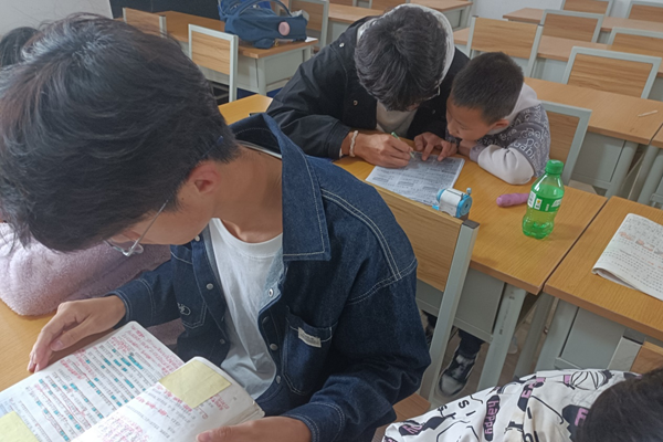 54a338b384de48db9d0ad83615c0cca1.png 志愿者在辅导作业.png