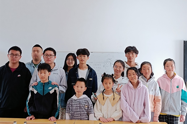 64098cb7e77743708d501389e24cf70b.png 志愿者与小朋友合影.png