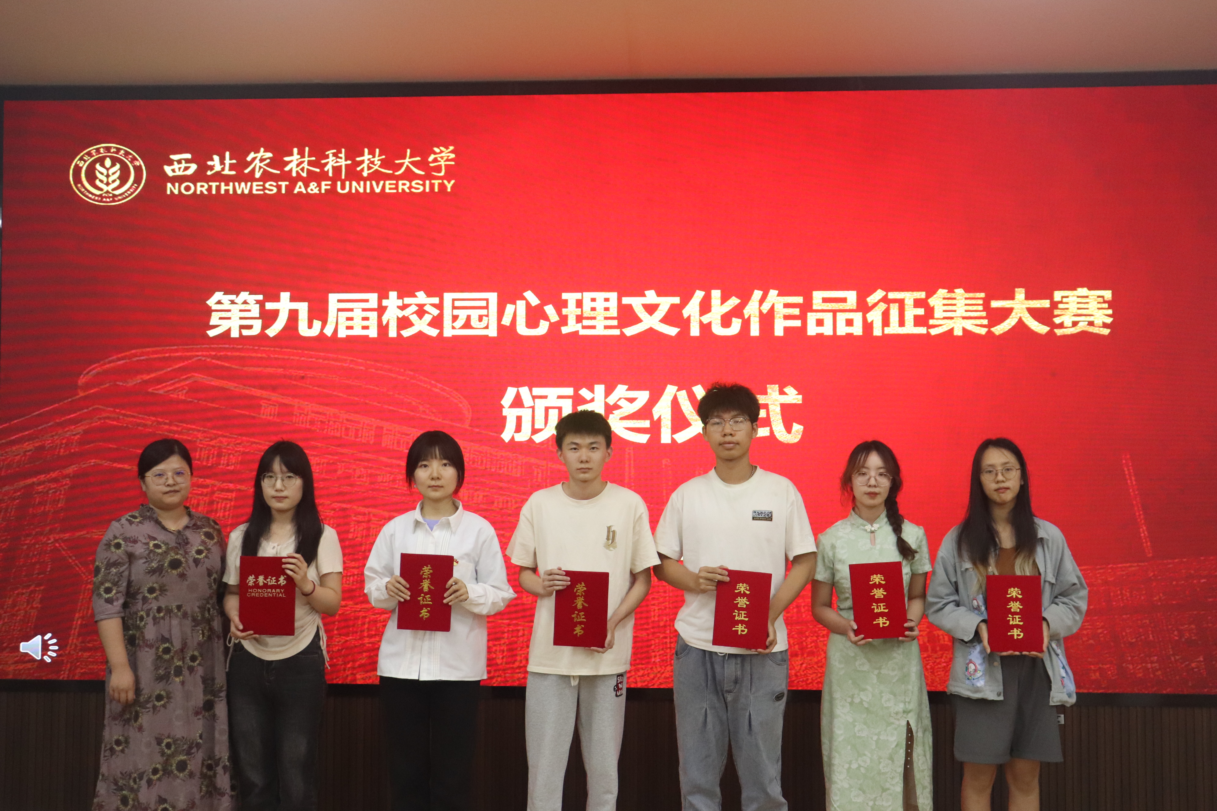 葡萄酒国产在线
王雅楠为荣获二等奖学生颁奖.JPG