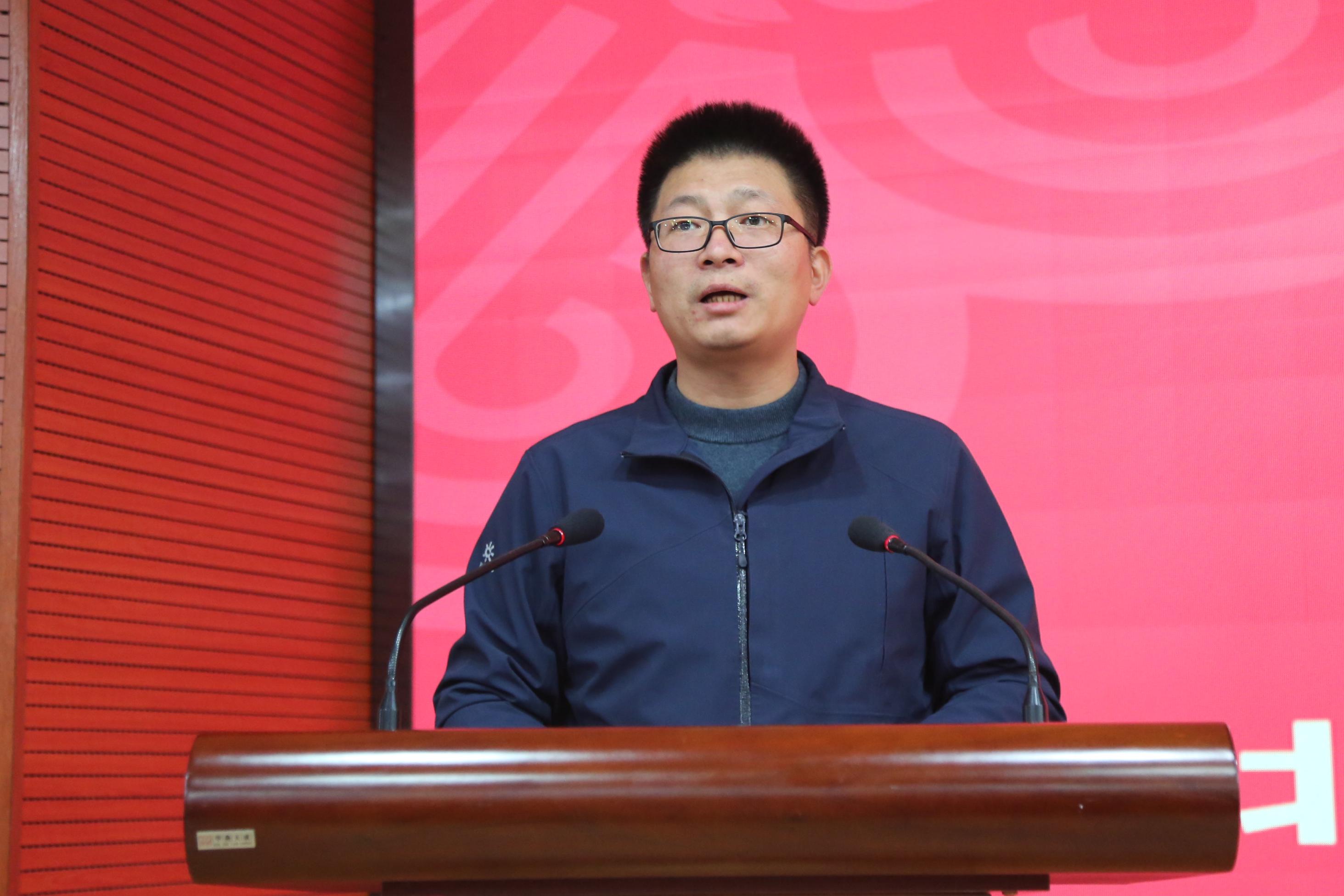 张华海动物医国产在线
党委副书记主持颁奖仪式.JPG