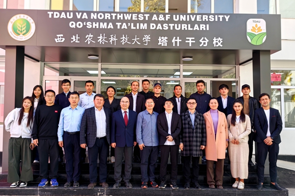 国产在线
塔什干分校师生大合影_副本.jpg