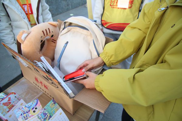 图四 同学们积极参与捐募.jpg