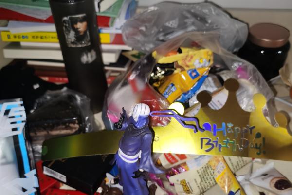 图三 慕林博和他的生日礼物.jpg