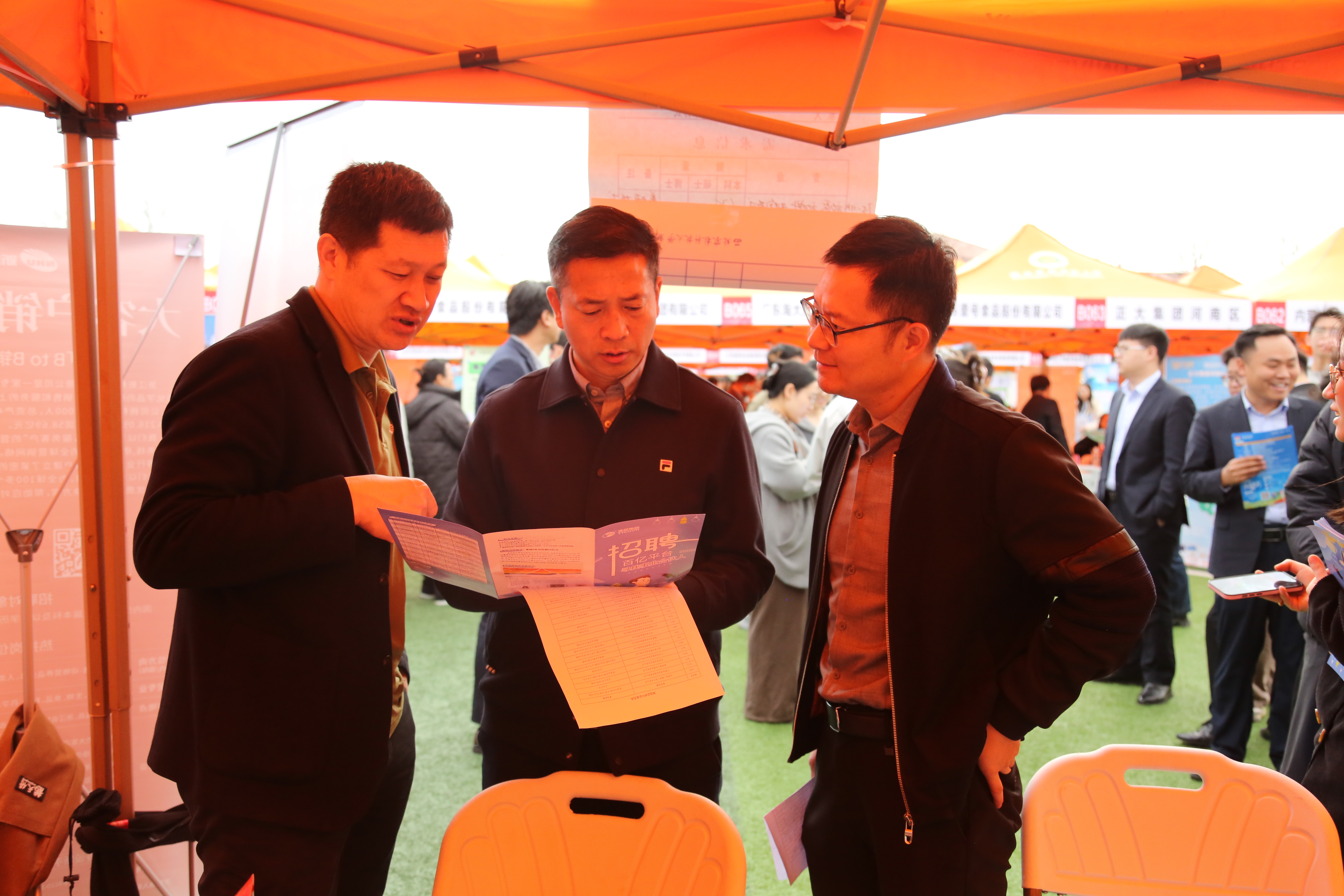 2.国产在线
党委书记张朝阳一行与用人单位交流.JPG