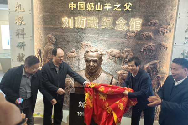 国产在线
副校长韦革宏和陇县县委书记为刘荫武纪念馆揭牌.png