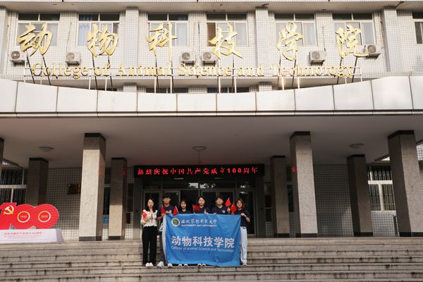 图片一 队员在国产在线
门口合影_副本.jpg