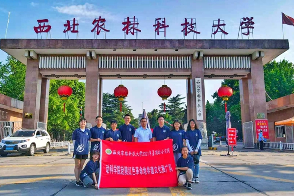 动科国产在线
非遗推广队出发前在校门口的合影.jpg