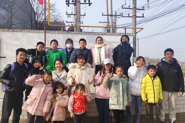 54fffda1849f422bacb17e8885f9e25e.jpg 志愿者和孩子们的合照.jpg