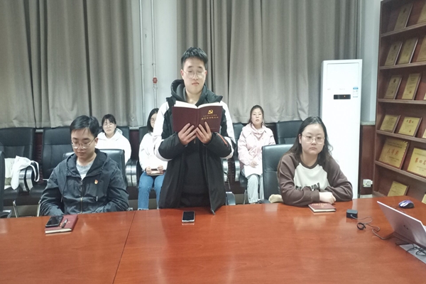 9d83cc512f9f42158f8e10152b6fcf33.jpg 支部同学发表感想(1).jpg