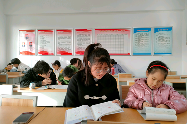 ca7c4e79dda14f6cacb8d6c4fa482f39.png 志愿者为孩子们辅导作业.png