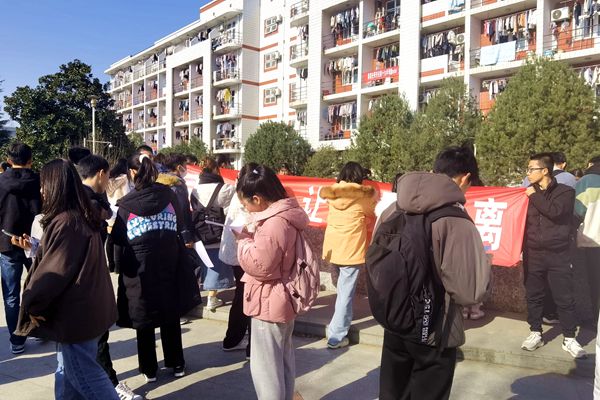 1171e9fbd1c6435393f05ef989927643.jpg 工作人员在组织阳光团员们参与活动.jpg