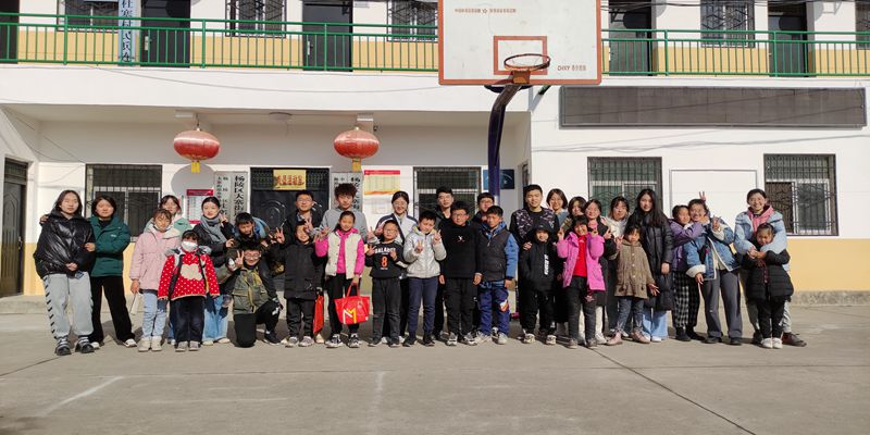 2e65f0636b9340169d0f3b5dd00ea71b.jpg 志愿者与小朋友们合影.jpg