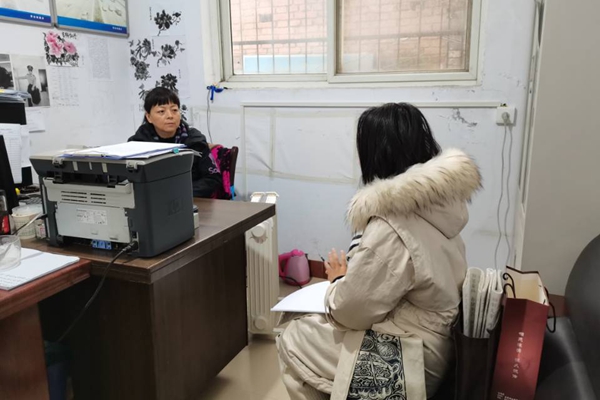 40e90134dace45f89f8362a64b706ff5.jpg 村助与党员委员进行洽谈.jpg