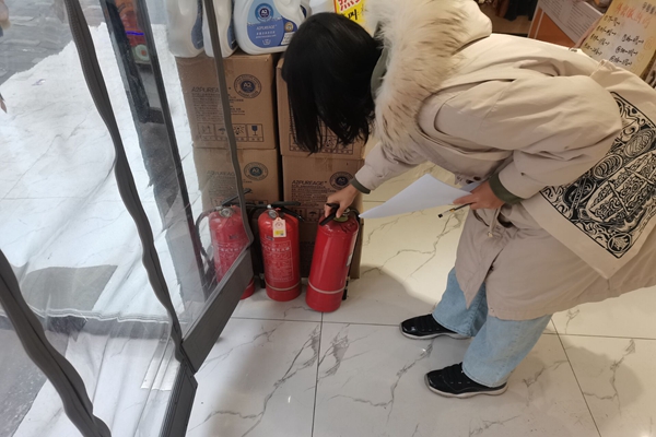 77a11111f7ef46e9840e1130c90f2413.jpg 村助挨家挨户检查灭火器(1).jpg