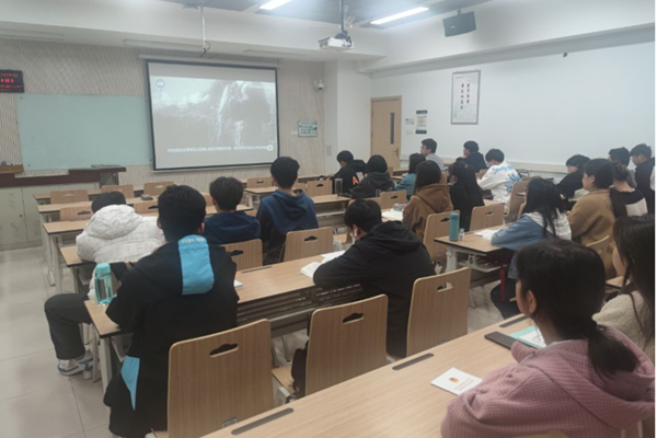 941959347e594e6186a067e7d5bc34c4.png 动科班级政治理学习.png