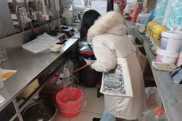 95836c339fea4074bcde20dc0ba63e9a.jpg 村助挨家挨户检查煤气罐 (2)(1).jpg