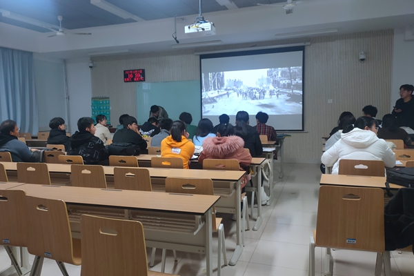 df8b3709ed9f4f9eb1999abb585987dd.jpg 动科班级政治理论学习.jpg