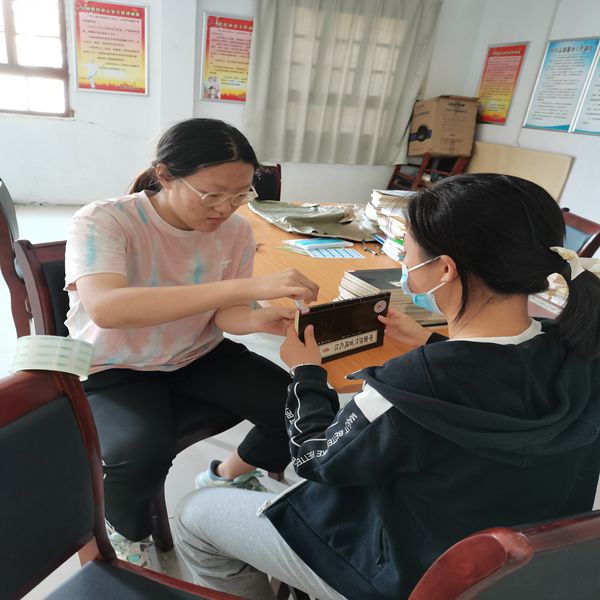 850d73dc814c46028fc2ee9f56e25f57.jpg 村助们整理图书 (2).jpg