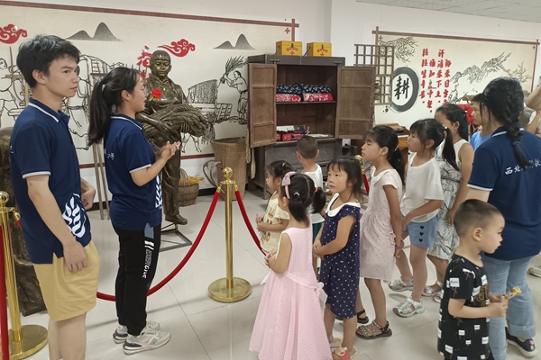 102560e06f4f41e9bb0b4a619ed50f0c.jpg 参观文化长廊.jpg