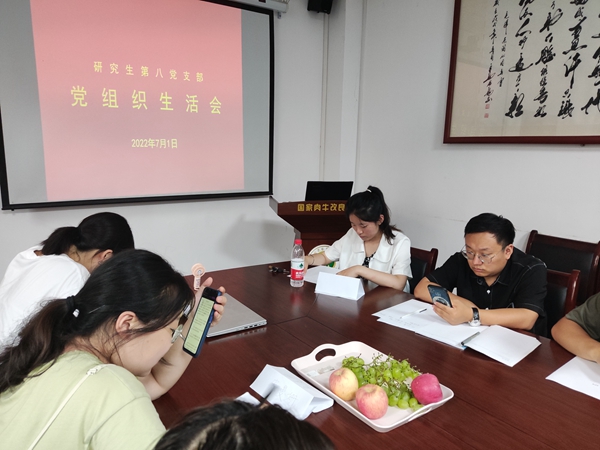 3a15ee3d90c848b8a42557e142b662d7.jpg 图二 同学们正在阅读红色剧本.jpg