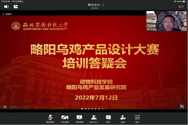 71dfe2531b5444c7a0492591843f8178.jpg 图为任周正老师为同学们讲解比赛流程.jpg