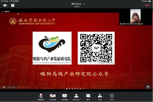 83cff154050746088bb241162da1f5e3.jpg 图为王佳洁同学向老师和同学们汇报比赛的报名情况.jpg