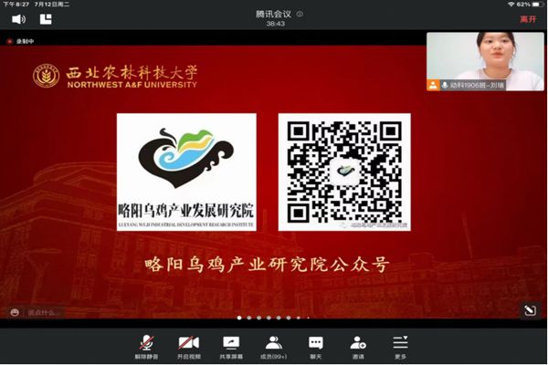 c11b5d9b039649c9a8e3d6ed41d4a709.jpg 图为刘瑞为同学们介绍本次比赛的加分细则.jpg