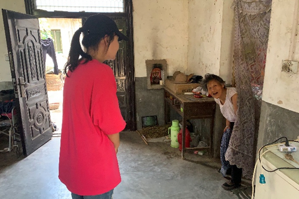 ed777bec153343beb654e3438a82edc4.jpg 村助正在村民家中进行走访.jpg