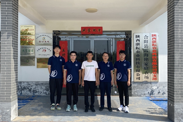 2a9a7b148f2340a899e3cdb7f323560d.jpg 调研团赴牛场合影.jpg