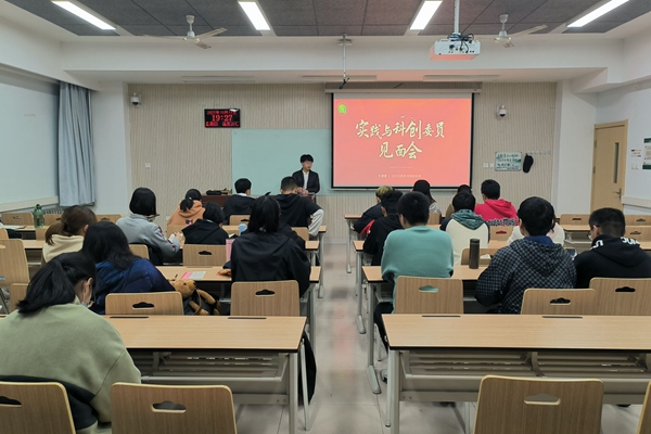 7f87534b1efd4e07b7e166ebbd60ad34.jpg 实践部负责人杨铭在介绍委员工作内容.jpg