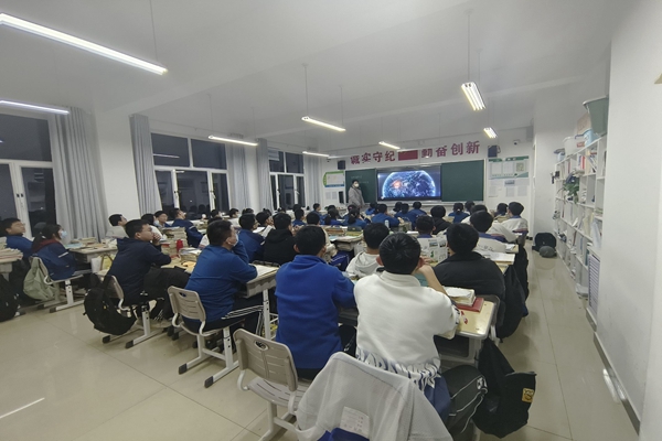 22deca727d9947ecb96160ec3ac182b4.jpg 田地同学向学弟学妹介绍西农.jpg