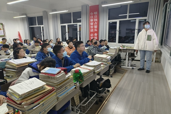 d2c1977524ef4066a5cf25ad44cdbe27.jpg 同学们专心致志听分享.jpg