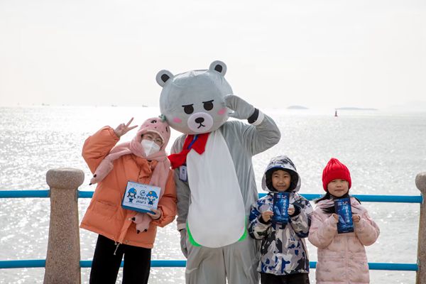 19b62e4c762e44d48baa983bcdac70d1.jpg 志愿者和小朋友们的合影.jpg