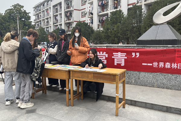 6f7fb32e70644a38b6fefdf5bcc5b575.png 图书交换现场.png