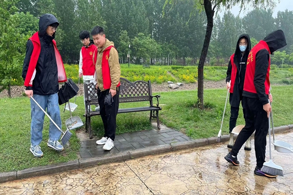 b2399e8d22134720aa3850906defecc5.jpg 志愿者正在打扫卫生.jpg