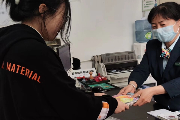 c5b236f948494804a086a51a583bd3f6.jpg 向邮政工作人员递交明信片.jpg