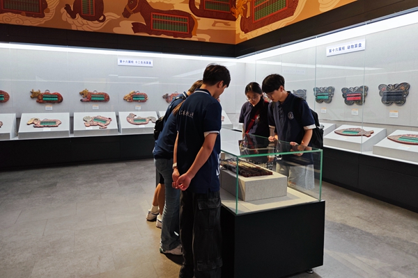 270be7157aec44a0a1760b323b8f11e8.jpg 图片二 队员交流探讨异形算盘制作工艺.jpg