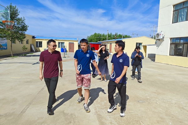 3fa497a7925d4fefa47ea1ec0c2c6fc7.jpg 图片一 王小龙副院长与队员交流科研实践工作开展情况.jpg