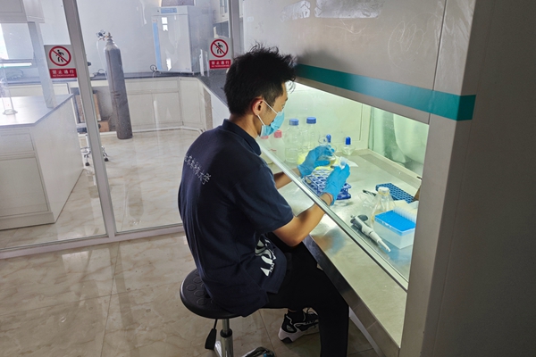 46b0f38d892d4710a4c78cd28d0f6572.jpg 图片一 队员配置饲料中所需添加的菌液.jpg