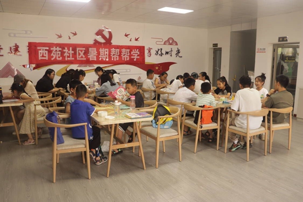 937fca39ce8b43849b60946229f053c0.jpg 志愿者在辅导孩子们功课_副本.jpg