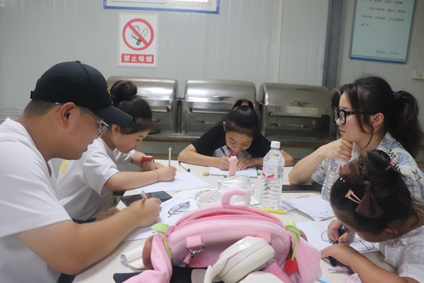 a3d692dc369141e3b536007abe3e231a.jpg 志愿者与孩子们一起画画_副本.jpg