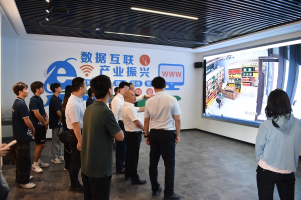 1cb12cfc02a44b9b9e10e2790bf9c471.jpg 图片六 调研团参观横山羊产业大数据中心.JPG