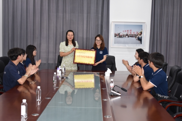 89120a8b8ca54be99563b7685fdcd589.jpg 图片四 团队与横山畜牧局共同成立大学生社会实践基地.JPG