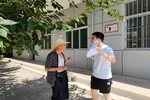 c7d1faceca90459c8b4f88450e233f16.jpg 服务队负责人与养殖户探讨.jpg