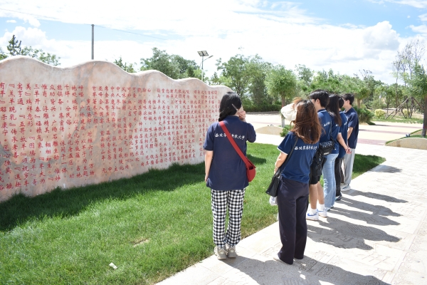 d033cfae0a08470f80bde61021c60fe9.jpg 图片七 羊文化园参观.JPG