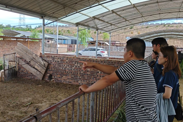 da1f5d333e574939b5fd6b40e2c410b6.png 图片二 工作人员曹如幸向队员们介绍养殖小区的发展模式.png