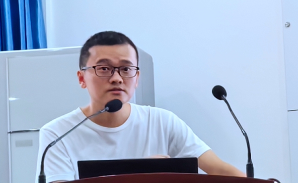 a6e68b24ddbc45709ad83e68dbcb8075.jpg 薛超友研究员作学术报告(1)_副本.jpg