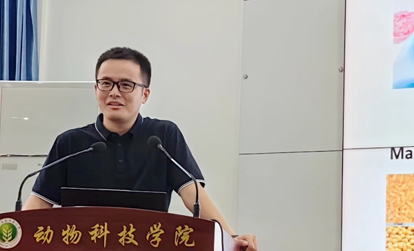 fd6cd2f1631f449bba27793b4daa9143.jpg 王国坤研究员作学术报告(1)_副本.jpg