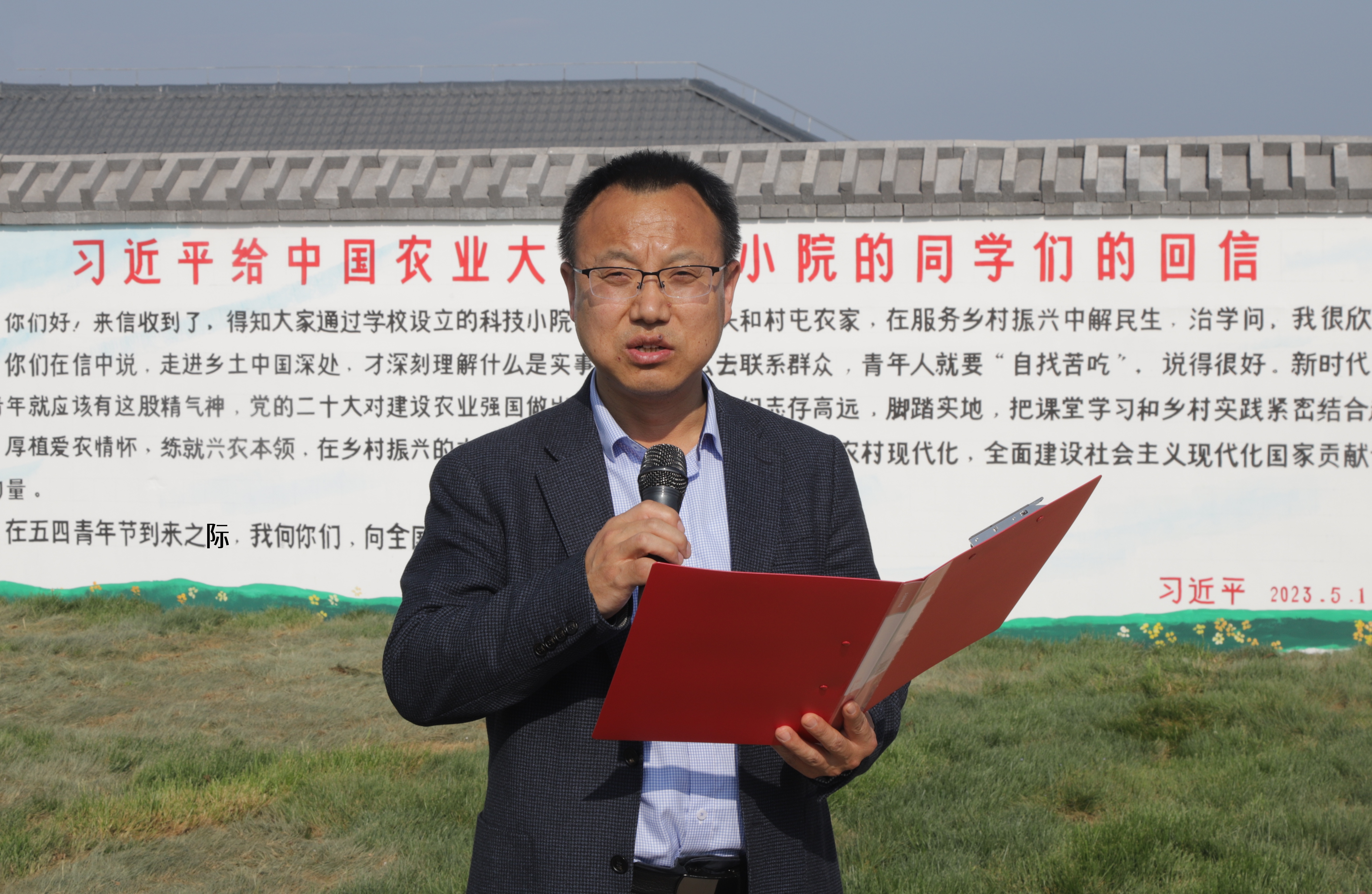 国产在线
党委副书记王力领学回信精神