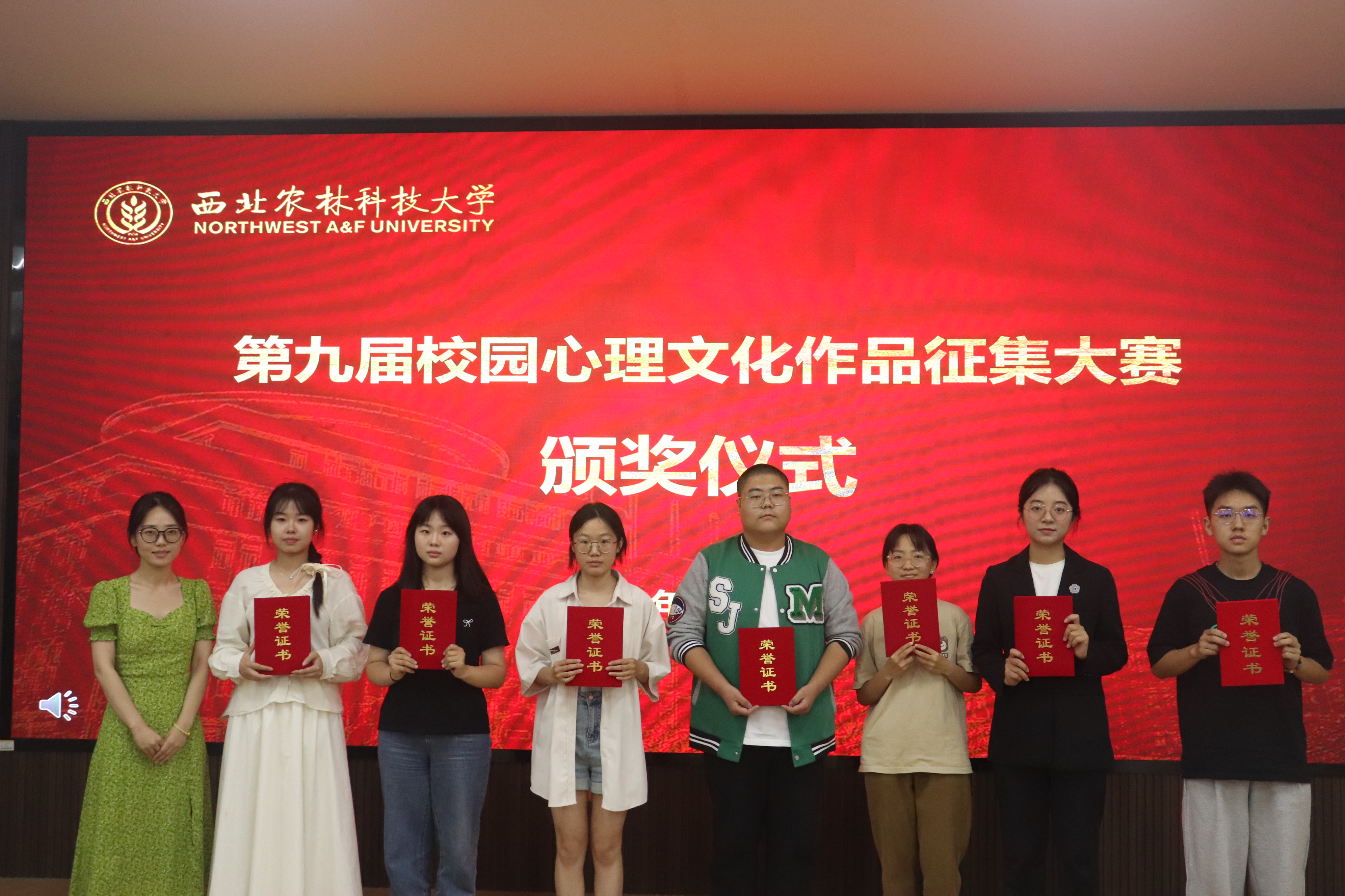 动科国产在线
辅导员师筝为荣获三等奖学生颁奖.JPG